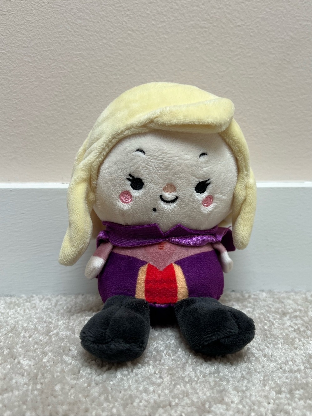 Disney Hallmark Hocus Pocus Sanderson Sister Sarah Magnetic Plush